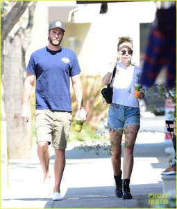 miley-cyrus-liam-hemsworth-wednesday-photos-07.jpg