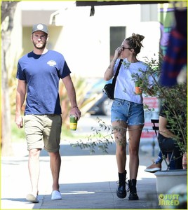 miley-cyrus-liam-hemsworth-wednesday-photos-08.jpg