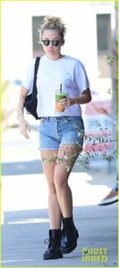 miley-cyrus-liam-hemsworth-wednesday-photos-10.jpg