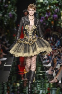 moschino-rs18-2556.thumb.jpg.1b00ba5365c39185d52c59c24af95c3f.jpg