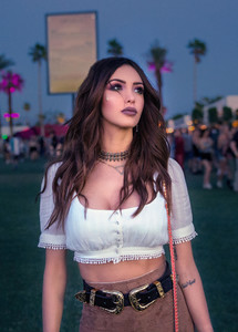 nabilla-coachella-makeup-1.jpg