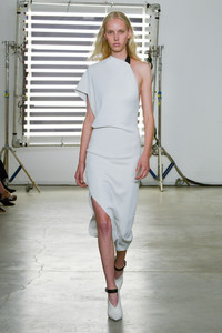 narciso-rodriguez-resort19-20(1).thumb.jpg.1c075c031437df881ff6ed1c04b03ba9.jpg