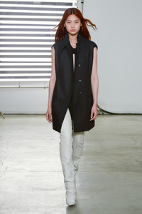 narciso-rodriguez-resort19-5(1).thumb.jpg.187a3e51d580c1010b4fdb10db855490.jpg