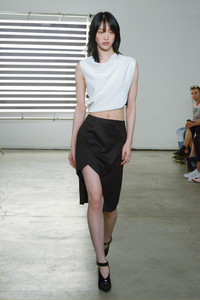 narciso-rodriguez-resort19-7(1).thumb.jpg.f6b0cb04d896ab91718fae40f509cc9f.jpg