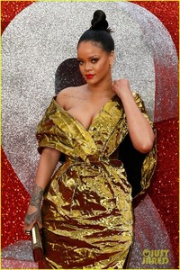 rihanna-sparkles-in-gold-at-oceans-8-london-premiere-02.jpg