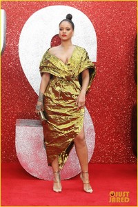 rihanna-sparkles-in-gold-at-oceans-8-london-premiere-03.jpg