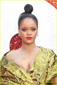 rihanna-sparkles-in-gold-at-oceans-8-london-premiere-04.jpg