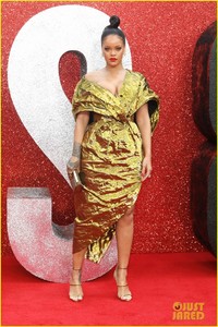 rihanna-sparkles-in-gold-at-oceans-8-london-premiere-06.jpg