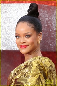 rihanna-sparkles-in-gold-at-oceans-8-london-premiere-08.jpg