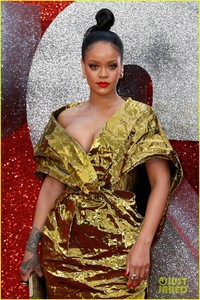 rihanna-sparkles-in-gold-at-oceans-8-london-premiere-12.jpg