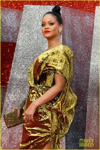 rihanna-sparkles-in-gold-at-oceans-8-london-premiere-15.jpg