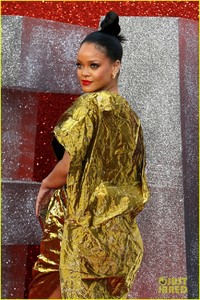 rihanna-sparkles-in-gold-at-oceans-8-london-premiere-16.jpg