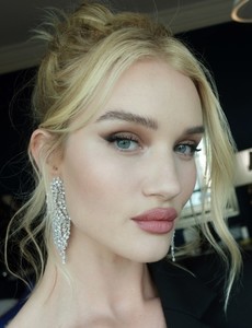 rosie-cfda-makeup-2018_500x650_acf_cropped.thumb.jpg.4cb8e8c77cdb4a748700e7381556ac81.jpg