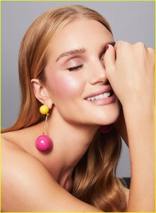 rosie-huntington-whiteley-rose-inc-03.thumb.jpg.7cba372204f7d113742e7f39aab85fd3.jpg