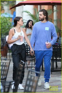 scott-disick-sofia-richie-step-out-for-smoothies-03.jpg