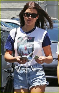 sofia-richie-grabs-lunch-with-gal-pal-01.thumb.jpg.62bf448f4fe86d1264162e50c1f3bb68.jpg