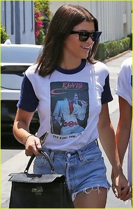 sofia-richie-grabs-lunch-with-gal-pal-05.thumb.jpg.80f91dcc70dad36fdfb87d8131c2a8b3.jpg