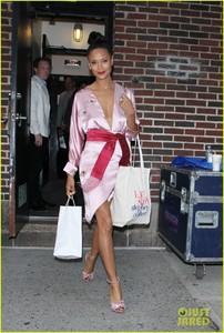 thandie-newton-rocks-three-stunning-looks-while-out-in-nyc-06.jpg