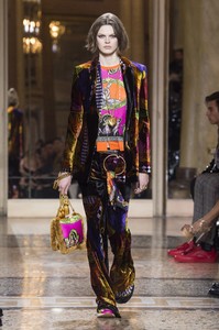 versace-m-rf18-2132.thumb.jpg.3c4e777a3ba424be9f66ee70725c141c.jpg