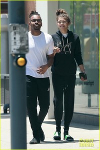 zendaya-is-all-smiles-while-shopping-with-her-assistant-darnell-appling-01.jpg