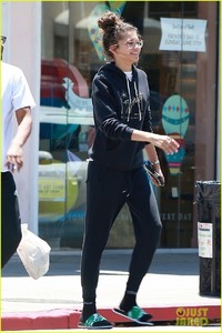 zendaya-is-all-smiles-while-shopping-with-her-assistant-darnell-appling-02.jpg