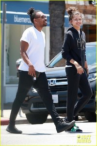 zendaya-is-all-smiles-while-shopping-with-her-assistant-darnell-appling-03.jpg