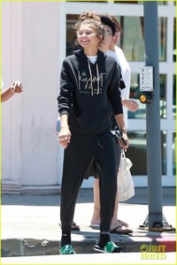 zendaya-is-all-smiles-while-shopping-with-her-assistant-darnell-appling-04.jpg