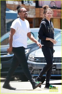 zendaya-is-all-smiles-while-shopping-with-her-assistant-darnell-appling-06.jpg