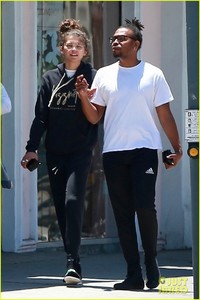 zendaya-is-all-smiles-while-shopping-with-her-assistant-darnell-appling-07.jpg