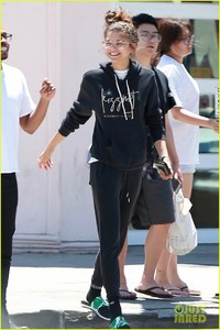 zendaya-is-all-smiles-while-shopping-with-her-assistant-darnell-appling-09.jpg