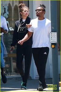 zendaya-is-all-smiles-while-shopping-with-her-assistant-darnell-appling-10.jpg