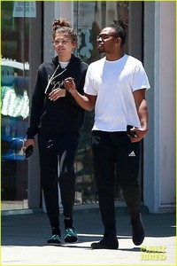 zendaya-is-all-smiles-while-shopping-with-her-assistant-darnell-appling-15.jpg