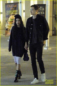 zoe-kravitz-karl-glusman-step-out-for-date-night-in-la-05.thumb.jpg.edb22f3c06f4e01af39a05c83e8b237d.jpg