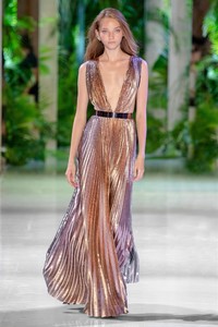 00033-Azzaro-Couture-Fall-2018-Vogue-pr.thumb.jpg.0702ceed20bd910b750b666a4837d67b.jpg