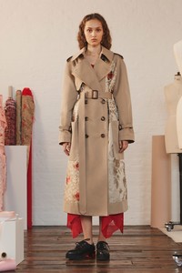 01-alexander-mcqueen-resort-2018.thumb.jpg.0a88d7f6c9924d889efe140836750780.jpg
