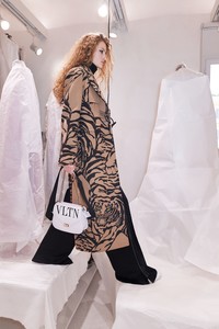 03-Valentino-Pre-Fall-18.thumb.jpg.b22b0af0c987ec4b3aae2b5c10c017bf.jpg