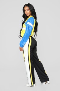 07-05-18_Studio_2_11-04-45_TGI1239_Yellowcombo0464_AJ_f762265f-a903-4a7b-becf-482a58080472.jpg