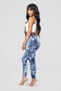 07-19-18_Studio_2_10-13-35_LP088TIEDYEA_Navy0427_NT.jpg