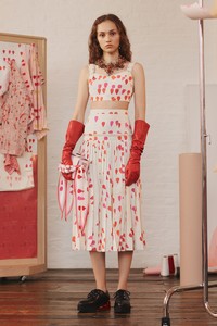 07-alexander-mcqueen-resort-2018.thumb.jpg.3761529967439197da7fe423b2eb4a82.jpg
