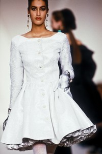 1021857731_Valentino1990WomenRTW156.thumb.jpg.37d5ef4f0aac0ca69287f96a8cf08aa9.jpg