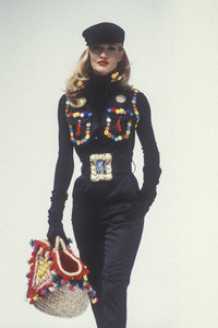 1043223572_DolceGabbana1992WomenRTW37.thumb.jpg.07f6f06b4a745b20965e004d7097f75f.jpg