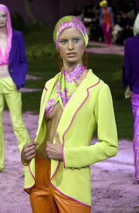1076380013_EmanuelUngaro2001HauteCouture3.thumb.jpg.331295de259378ccd8dff47781536a3b.jpg