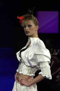 1083534650_ChristianLacroix2001HauteCouture66.thumb.jpg.4ed44c56e8e311efdb07e410cbe5dd69.jpg