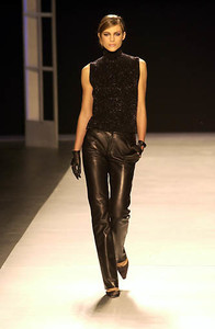 1094171786_CarmenMarcValvoFW2001NYFW6.thumb.jpg.665c4dc530a491b24f0eea08fed1d7ec.jpg