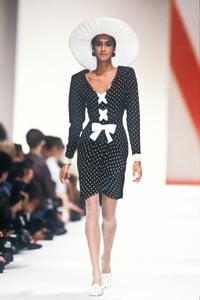 1119882447_Valentino1990WomenRTW110.thumb.jpg.61f4001b38421a463e95bb3867e34567.jpg