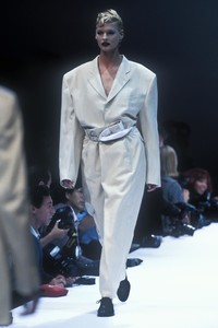 1193466616_CommedesGarcons1995WomenRTW3.thumb.jpg.07f4ab476f9660ea2c457e7e70453c10.jpg