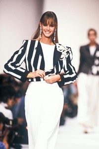 1225829135_Valentino1990WomenRTW99.thumb.jpg.582a338a0d7079e1112a4cf303e58ac8.jpg