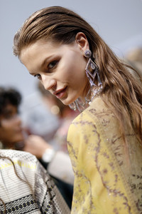 1234305612_FarettaEtroBackstageMilanFashionWeekKXad3juA0mdl.thumb.jpg.5771ca690196adaa550f695fb1f51272.jpg