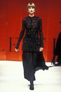 1253458562_Valentino1993HauteCouture83.thumb.jpg.7229af9a139f7e09286d606774239466.jpg