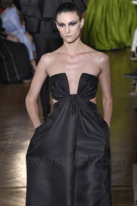1274556838_ValentinoFW2018PHC3.thumb.jpg.e67f5d1feecc26ea66f0560e69d3e42d.jpg